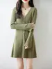 Vestido tejido de punto con cuello en V y manga acampanada transfronterizo para mujer, ajuste slim para otoño e invierno, suéter base estilo cárdigan de un solo botón