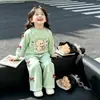 Conjunto de moda estilo coreano para niñas con estampado de oso y mangas largas, sudadera de cuello redondo con cintura elástica para niñas, conjunto de dos piezas con lazo para primavera y otoño