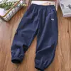 Pantalones de Verano Ligeros Estilo Hong Kong para Niños 2026 Nuevos Pantalones Anti-Mosquitos de Seda Helada Pantalones Largos Versátiles para Niños Pantalones de Secado Rápido para Niños