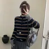 Suéter de tricô elegante e moderno com blocos de cor listrados para mulheres, com gola alta discreta, botões e mangas compridas, adequado para primavera, outono e inverno