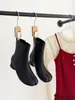 Botas retrô de nicho com pregas e bico dividido para mulheres, novo modelo 2026, botas curtas pretas versáteis de salto baixo baixo, moda para mulheres