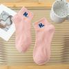Calcetines de Primavera y Otoño para mujer calcetines de media caña calcetines bordados calcetines con letras que absorben la humedad calcetines deportivos japoneses modernos calcetines que combinan con todo