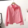 Camisa Corta de Algodón Azul Claro con Bolsillos Superpuestos y Abertura en la Espalda para Mujer, Tendencia Casual Coreana Otoño 2026