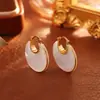 Pendientes populares de concha natural de lujo ligero, sencillos y elegantes con un aspecto de alta gama, elegante y sofisticado, accesorios para la oreja estilo socialité