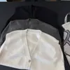 2026 Novo Colete Fashionável Estilo Coreano com Decote V Sem Mangas para Mulheres, Caimento Solto, Emagrecedor, Top Versátil com Bolsos de Botão