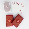 Cartas de juego hechas a medida para el juego de "Guandan", con núcleo negro, superficie texturizada tipo tela y propiedades antideslizantes y resistentes al desgaste. Disponible en un juego de doble cubierta. Hecho de fábrica para el juego de "Guandan."