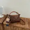 Bolso de axila de diseño nicho transfronterizo, moda retro, estampado de leopardo, bolso de hombro cruzado estilo coreano simple, bolso de mujer con textura de leopardo