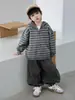 Conjunto de Três Peças com Capuz Listrado para Meninos Primavera e Outono Estilo Coreano Roupa Estilosa e Descolada Infantil Roupas da Moda para Bebê para Exportação