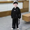 Conjunto Infantil Masculino Primavera e Outono 2026 Novo Estilo Moletom Infantil Conjunto de Duas Peças Estiloso Roupas Infantis da Moda para Primavera
