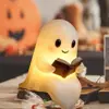 Novo produto transfronteiriço: Luz de noite fantasma de Halloween lendo, ornamento criativo de resina, decoração fofa para mesa, luz de noite ambiente