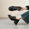 Sapatos de Couro com Solado Grosso Aumentadores de Altura Estilo Britânico 2026 Camélia Primavera Novos Mocassins Sapatos Slip-On Retrô