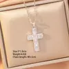 [Acero de Titanio] Popular Europeo y Americano Collar con Colgante de Cruz Incrustado de Circonita de Cobre, Joyería de Cadena para Clavícula de Alta Gama, Lujo Ligero, Moderna y Única