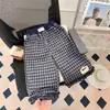 Calças Casuais para Meninas de Primavera e Outono Estilo Coreano Moderno Renda Letra Xadrez Moda Calças de Pernas Largas para Crianças