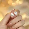 Brincos de Tarraxa em Prata 925 com Pérola de Concha Branca Brilho Sutil para Mulheres Design com Senso de Estilo Nicho Simples Brincos de Tarraxa Únicos Lindos Acessórios de Brinco