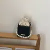 Bolsa de Hilo de Diseño Único 2026 para Mujer, Nueva de Moda con Cadena de Perlas Texturizada Elegante Bolso Cubo de Hombro Cruzado