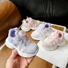 Zapatos para Niñas Tenis Transpirables Nuevo Estilo Primavera y Otoño 2025 Zapatos de Malla con Luces para Niñas Zapatos Funcionales para Niños Suela Suave Antideslizante