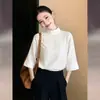 Estilo Novo Verão 2026 Camisa Branca Minimalista Levemente Madura com Manga Três Quartos para Mulheres, Luxo Leve, Rejuvenescedor, Estiloso, Top Emagrecedor
