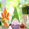 Muñeco de conejo de Pascua nuevo transfronterizo sosteniendo huevo de rábano de colores lindo muñeco de conejo decoración decoración del hogar