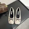 Sapatos femininos quadrados retrô de camurça, nova coleção de início de primavera 2026, estilo Mary Jane de sola única, adequados para uso interno e externo, e para o trajeto diário