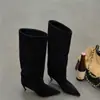 Botas Femininas Outono 2026 Novo Estilo Moda Longas para Roupa Externa, Suede Francês Retrô Couro Macio Bico Fino Salto Agulha Cano Reto Franzidas