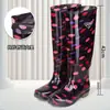Botas de chuva longas, extra-altas, impermeáveis, antiderrapantes e quentes, com forro de fleece, adequadas para mulheres, capas de sapato de borracha, botas de água e sapatos de cano alto para adultos