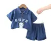 2025 Nueva Ropa Infantil Verano Manga Corta Solapa Oso Inglés Mezclilla Niños y Niñas Conjunto Bebé Color Sólido Conjunto de Dos Piezas