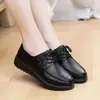 Zapatos Pequeños de Cuero con Cordones y Suela Suave de Venta Caliente Cómodos Versátiles para Viajar Zapatos Individuales Zapatos de Mujer 2026 Otoño Nuevo Zapatos de Madre con Suela Suave