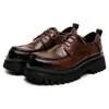 Sapatos de Couro para o Commuter de Negócios 2026 para Homens, Temporada de Primavera, Sapatos Derby Formais Casuais Texturizados para Homens, Sapatos da Moda com Solado Grosso que Aumentam a Altura