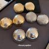 Aretes semicirculares de metal rayado aguja de plata aretes de diseño de industria pesada europeo y americano aretes nicho exagerados de alta gama para mujer