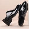 Novos sapatos pretos para deslocamento masculinos, sapatos casuais de couro bovino com camada superior, bico fino, moda versátil, padrão de crocodilo jovem