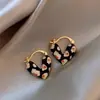 Pendientes adorables de doble cara con rayas de color contrastante 2023 nuevos pendientes populares diseño de nicho pendientes de alta calidad para otoño e invierno para mujer