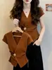 Camiseta de Manga Corta Color Caramelo con Cuello en V, Hebilla Metálica en la Cintura, Ajuste a la Cintura para Mujer, Verano 2026, Lujo Ligero, Elegante, Impresionante, Top de Gama Alta