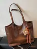 Bolsa Tote Casual Versátil con Colgante de Muñeca de Gran Capacidad, Nueva para Otoño e Invierno 2025, Bolso de Hombro/Axila Simple a la Moda