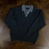 Suéter falso de duas peças cinza escuro com decote em V, unissex, outono/inverno, estilo casual e descontraído, base de malha, blusa interna com gola