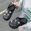 Zapatos perforados de nuevo estilo para mujer, zapatos cerrados de verano para uso en exteriores, sandalias slip-on para hombre, zapatos de playa ligeros de suela blanda, modernos para parejas