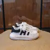 Sapatos Infantis com Solado Macio Primavera e Outono Novos Sapatos Brancos Velcro Meninos e Meninas Sapatos Esportivos Casuais Leves Antiderrapantes