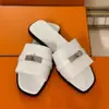 Sandálias de Dedo com Fivela Pequena de Alta Qualidade para Influenciadoras Moda Feminina Cor Versátil Color Block Bico Quadrado Fundo Plano Sandálias de Exterior Verão