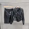 Conjunto de Cuero PU Cruzado Otoño/Invierno 2026 Chaqueta con Cuello en V Ceñida a la Cintura con Volantes y Cremallera Acampanada con Falda de Tubo con Abertura en la Cadera