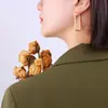 Diseño de nicho personalidad europea y americana hueco cuadrado geométrico moda aretes de botón acero de titanio chapado en oro transfronterizo caliente venta al por mayor aretes