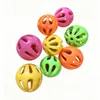 Suprimentos para animais de estimação gatos, sino em formato de concha, acessórios de plástico, brinquedo multicolorido, varinha com pena para gatos, bola chocalho colorida com cinco furos