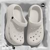 Sapatos Furados Femininos 2025 Novo Estilo Sensação de Cocô Sola Grossa Aumentado para Usar Interno Doméstico Antiderrapante Chinelos de Verão para Mulheres Praia
