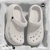 Tamancos Desenho Animado Pai-Filho para Mulheres, Uso Externo de Verão, Novo Modelo 2025, Aumenta a Altura, Sola Grossa, Resistente ao Desgaste, Chinelos Fashion Fechados para Mulheres, Verão
