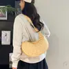 La nueva bolsa de esta temporada, minimalista y elegante, con forma de dumpling, presenta un diseño moderno y único de inspiración coreana, perfecta para salidas al aire libre y como bolso de hombro.