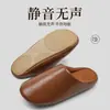 Chinelos silenciosos para mulheres, inverno, todas as estações, sola macia, sem barulho, para interior, casa, quentes, antiderrapantes, chinelos de couro PU e algodão, novos modelos de primavera e outono para homens