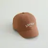 Bordado de letras de dibujos animados para niños, cara sonriente, corto a lo largo de la gorra de béisbol, versión coreana de todo a juego para niños y niñas, bebé, gorra de béisbol para exteriores, venta al por mayor