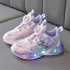 Tênis casuais infantis 2025 verão novo estilo para crianças médias e grandes moda tênis de sola macia tênis com luz para meninas