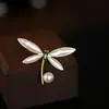 Broche de Libélula de Perlas Corsage de Mujer de Alta Gama Pin Diseño con Sentido Joyería para Suéter Sentido de Alta Gama Nicho Exquisito Mujer