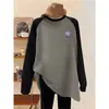 Camiseta de manga larga de tela cepillada engrosada con bloques de color para mujer, de longitud media para cubrir las caderas, combinada con pantalones de tiburón, top y camiseta básica para otoño
