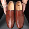 Sandalias de cuero calado de verano para hombre, uso diario casual, transpirables, suela suave, superficie suave, zapatos con agujeros, para hombres de mediana edad y ancianos, zapatos de padre de negocios