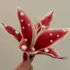 Pasador de Flor de Tela con Perlas, Aspecto de Alta Gama, Temperamento Exquisito y Elegante, Pinza Lateral, Pinza de Pato, Accesorio para el Cabello de Nicho de Lujo Ligero para Mujeres